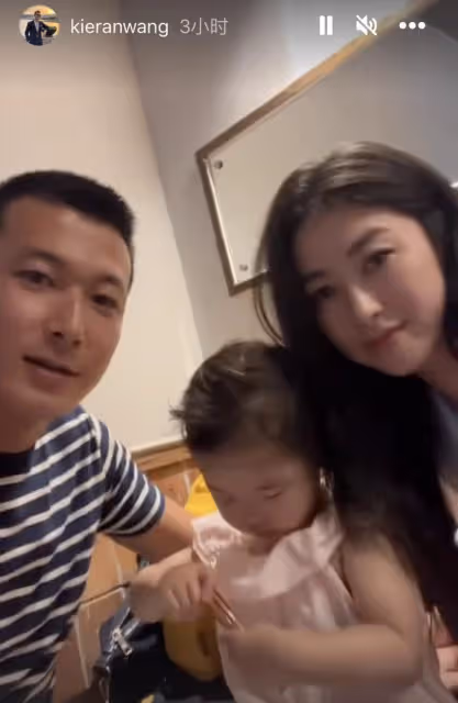 朱珠丈夫曬一家三口日常,被女兒塗口紅送香吻,溫馨畫面逗笑朱珠