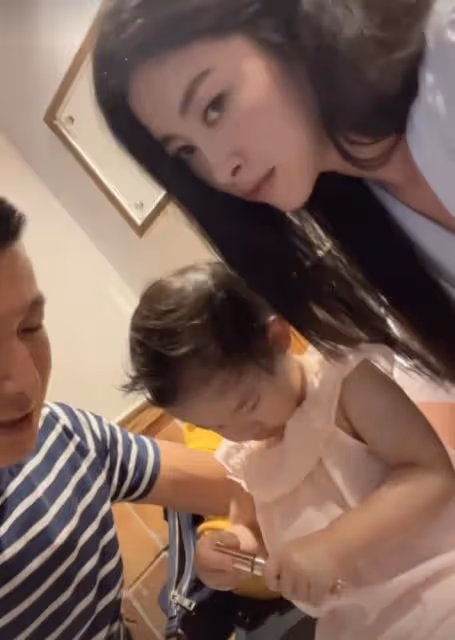朱珠丈夫曬一家三口日常,被女兒塗口紅送香吻,溫馨畫面逗笑朱珠