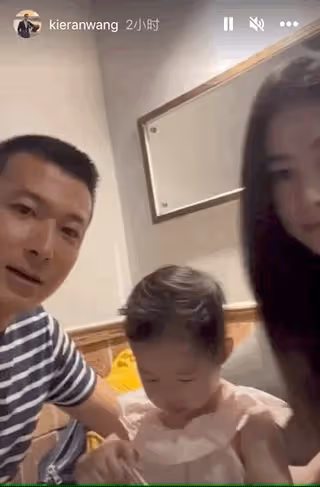 朱珠丈夫曬一家三口日常,被女兒塗口紅送香吻,溫馨畫面逗笑朱珠