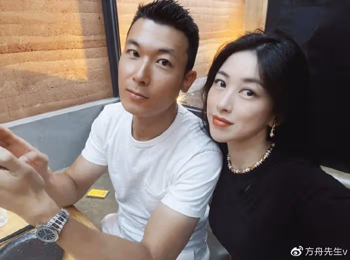 朱珠丈夫曬一家三口日常,被女兒塗口紅送香吻,溫馨畫面逗笑朱珠