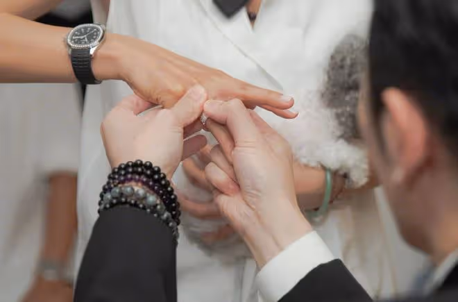 蕭敬騰求婚50歲經紀人,兩人親密擁吻甜齁,周杰倫昆凌等見證幸福