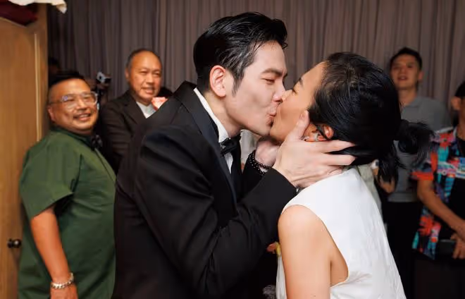 蕭敬騰求婚50歲經紀人,兩人親密擁吻甜齁,周杰倫昆凌等見證幸福