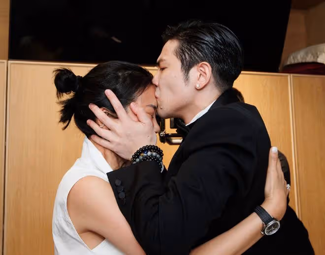 蕭敬騰求婚50歲經紀人,兩人親密擁吻甜齁,周杰倫昆凌等見證幸福