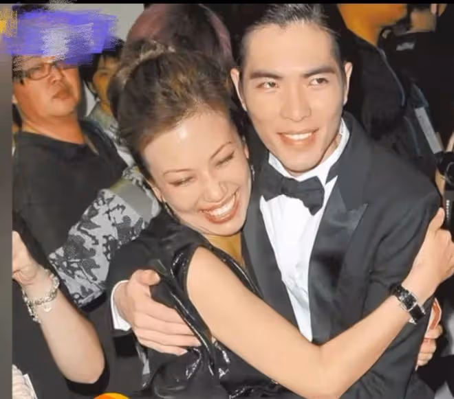 蕭敬騰求婚50歲經紀人,兩人親密擁吻甜齁,周杰倫昆凌等見證幸福
