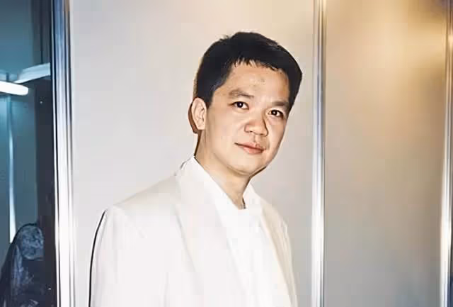 香港知名男星住內地千萬豪宅,打赤膊洗豪車炫富,眼袋太重顯滄桑
