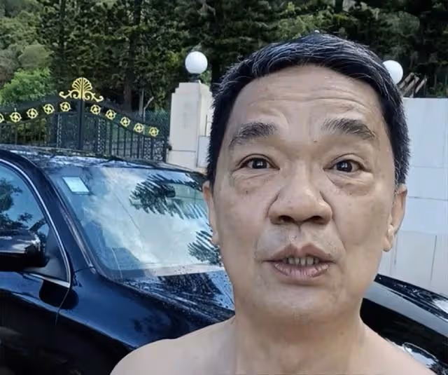 香港知名男星住內地千萬豪宅,打赤膊洗豪車炫富,眼袋太重顯滄桑