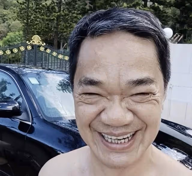 香港知名男星住內地千萬豪宅,打赤膊洗豪車炫富,眼袋太重顯滄桑