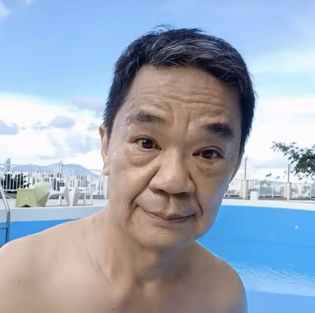 香港知名男星住內地千萬豪宅,打赤膊洗豪車炫富,眼袋太重顯滄桑