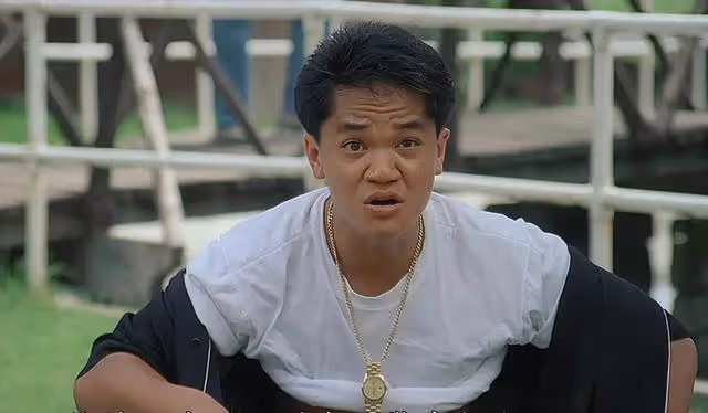 香港知名男星住內地千萬豪宅,打赤膊洗豪車炫富,眼袋太重顯滄桑