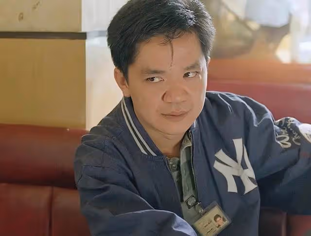 香港知名男星住內地千萬豪宅,打赤膊洗豪車炫富,眼袋太重顯滄桑