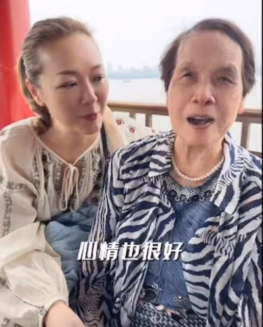 有孝心!TVB女星帶93歲媽媽游杭州,曾錯愛人夫做小三今享受單身