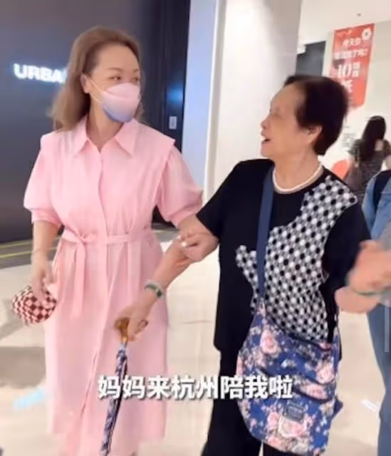 有孝心!TVB女星帶93歲媽媽游杭州,曾錯愛人夫做小三今享受單身