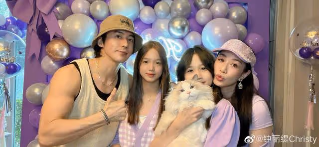港圈女神15歲女兒被指造型大膽!穿抹胸亮相,五官精緻打扮成熟