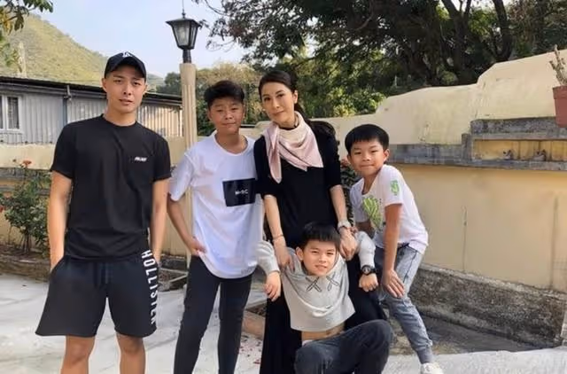香港知名女星宣布復出拍劇,大方承認整容,結兩次婚生了四個兒子