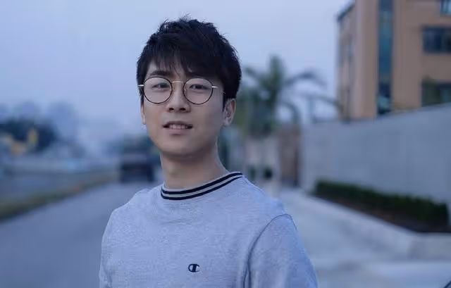 TVB知名男星迎新戀情,四年換四個女友,與現任在車上熱吻被拍