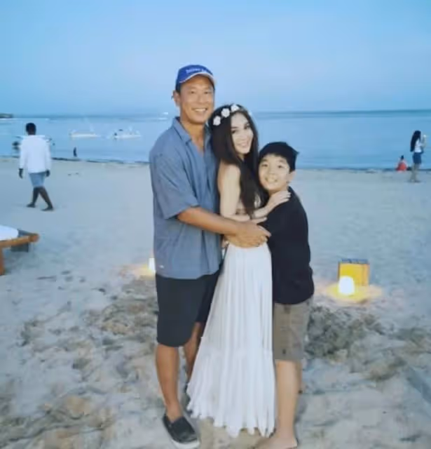 幸福!溫碧霞曬與富商老公及養子合照,男方皮膚黝黑像美女與野獸