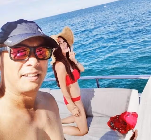 幸福!溫碧霞曬與富商老公及養子合照,男方皮膚黝黑像美女與野獸