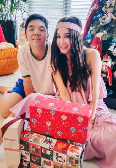 幸福!溫碧霞曬與富商老公及養子合照,男方皮膚黝黑像美女與野獸