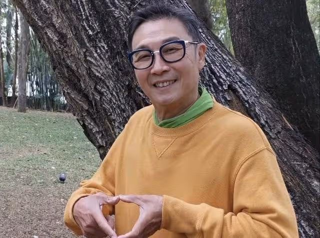 香港知名老戲骨宣布復出,近照精神狀態佳,意外跌倒後休養兩年