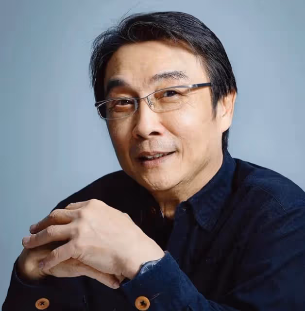 香港知名老戲骨宣布復出,近照精神狀態佳,意外跌倒後休養兩年