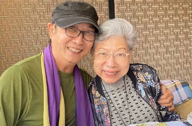 香港知名老戲骨宣布復出,近照精神狀態佳,意外跌倒後休養兩年