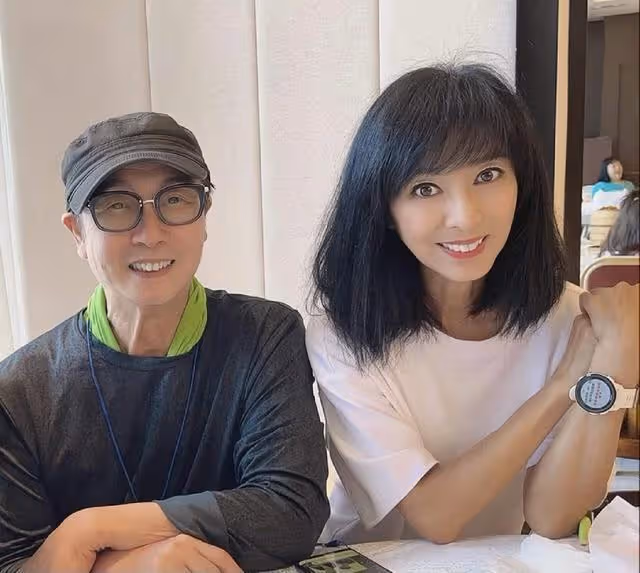 香港知名老戲骨宣布復出,近照精神狀態佳,意外跌倒後休養兩年