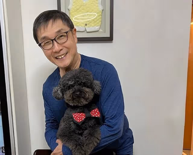 香港知名老戲骨宣布復出,近照精神狀態佳,意外跌倒後休養兩年