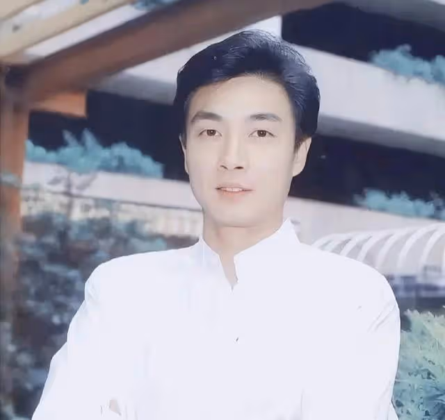 香港知名老戲骨宣布復出,近照精神狀態佳,意外跌倒後休養兩年