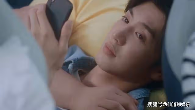 《偷偷藏不住》撞臉周一圍，段嘉許顏值太拉跨？他的帥全憑一副眼鏡