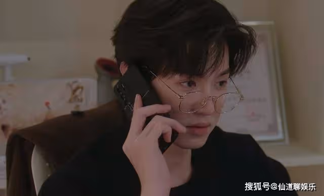 《偷偷藏不住》撞臉周一圍，段嘉許顏值太拉跨？他的帥全憑一副眼鏡
