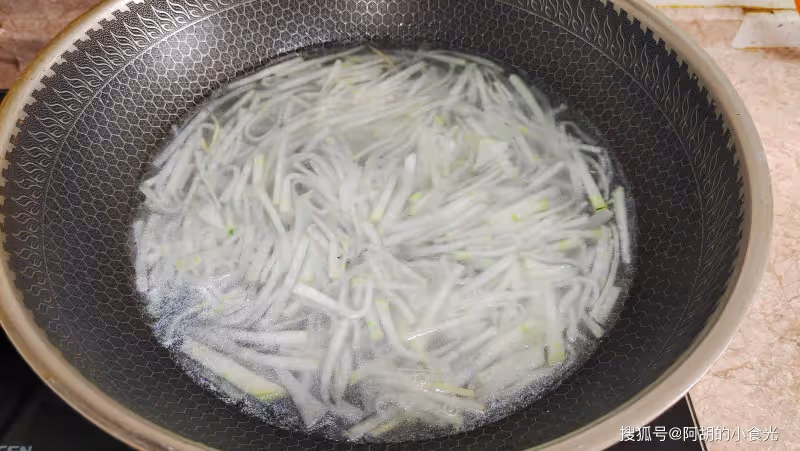 冬瓜和它天生一對，懂行的都愛吃！濃縮成一碗羹，清淡鮮美、更是道寶藏解暑湯