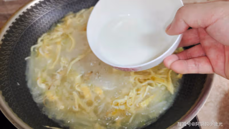 冬瓜和它天生一對，懂行的都愛吃！濃縮成一碗羹，清淡鮮美、更是道寶藏解暑湯