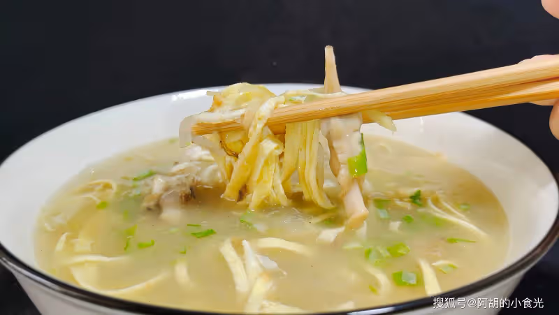冬瓜和它天生一對，懂行的都愛吃！濃縮成一碗羹，清淡鮮美、更是道寶藏解暑湯