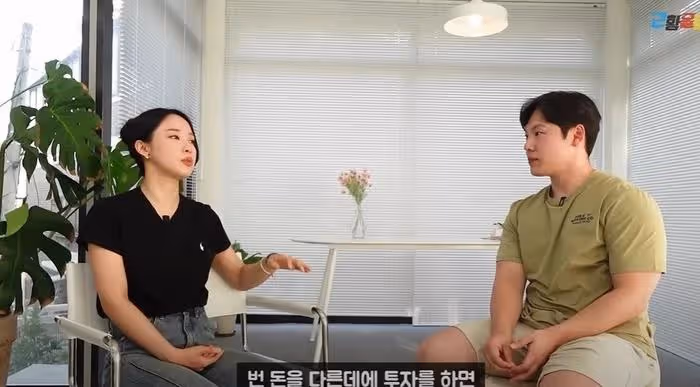 乘坐地鐵的韓流頂級偶像,她和泫雅一起活動,買個包包不捨得帶?