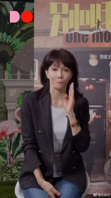 周潤發再惹爭議!與鄭裕玲當眾嘴對嘴親吻,女方含情脈脈笑靨如花