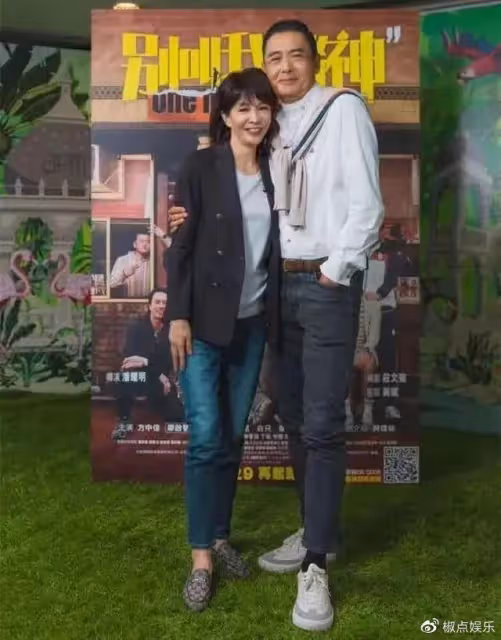 周潤發再惹爭議!與鄭裕玲當眾嘴對嘴親吻,女方含情脈脈笑靨如花