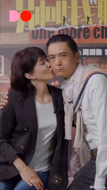 周潤發再惹爭議!與鄭裕玲當眾嘴對嘴親吻,女方含情脈脈笑靨如花