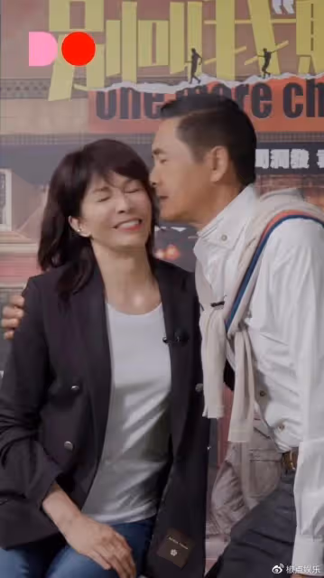 周潤發再惹爭議!與鄭裕玲當眾嘴對嘴親吻,女方含情脈脈笑靨如花