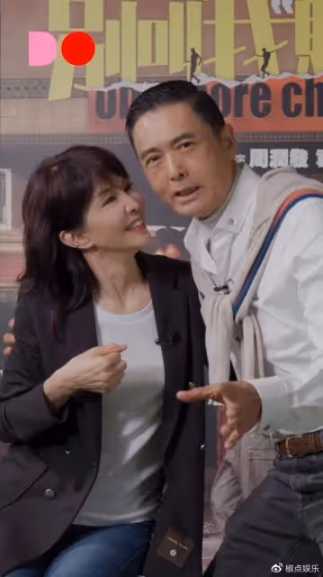 周潤發再惹爭議!與鄭裕玲當眾嘴對嘴親吻,女方含情脈脈笑靨如花
