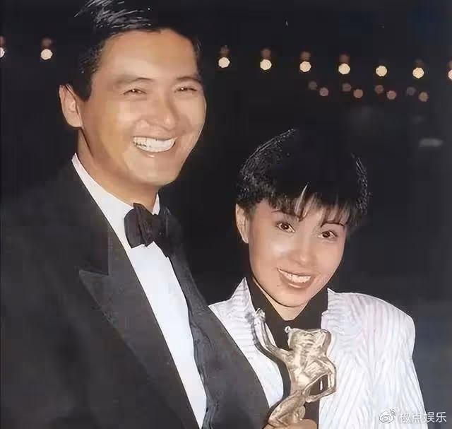 周潤發再惹爭議！與鄭裕玲當眾嘴對嘴親吻，女方含情脈脈笑靨如花