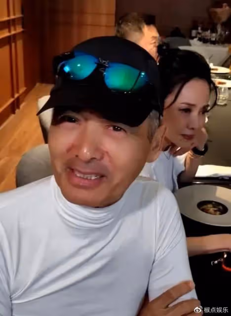 周潤發再惹爭議！與鄭裕玲當眾嘴對嘴親吻，女方含情脈脈笑靨如花
