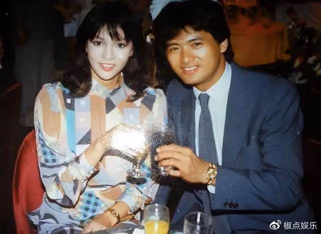 周潤發再惹爭議！與鄭裕玲當眾嘴對嘴親吻，女方含情脈脈笑靨如花