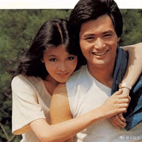 周潤發再惹爭議！與鄭裕玲當眾嘴對嘴親吻，女方含情脈脈笑靨如花