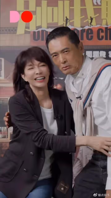 周潤發再惹爭議！與鄭裕玲當眾嘴對嘴親吻，女方含情脈脈笑靨如花