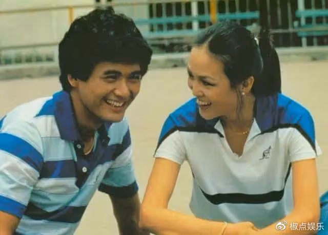 周潤發再惹爭議！與鄭裕玲當眾嘴對嘴親吻，女方含情脈脈笑靨如花