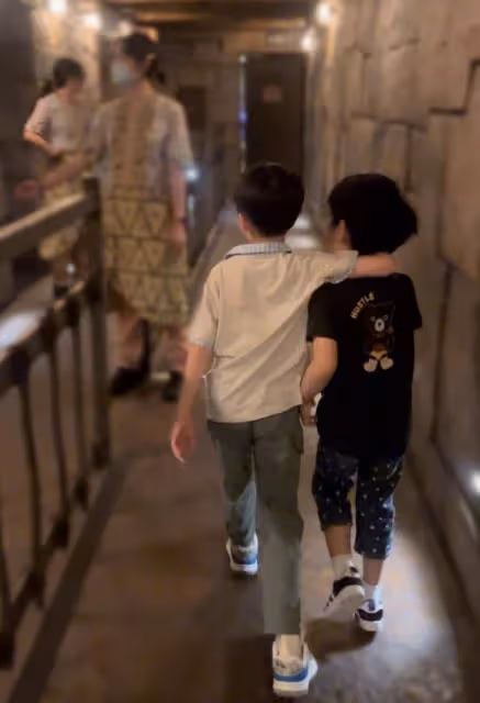陳妍希穎兒帶娃同游迪士尼,小星星睫毛又長又密,小月亮很像付辛博