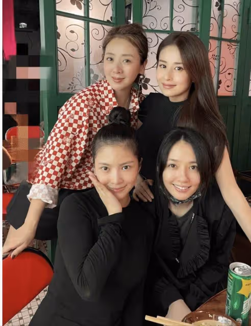 陳妍希穎兒帶娃同游迪士尼,小星星睫毛又長又密,小月亮很像付辛博