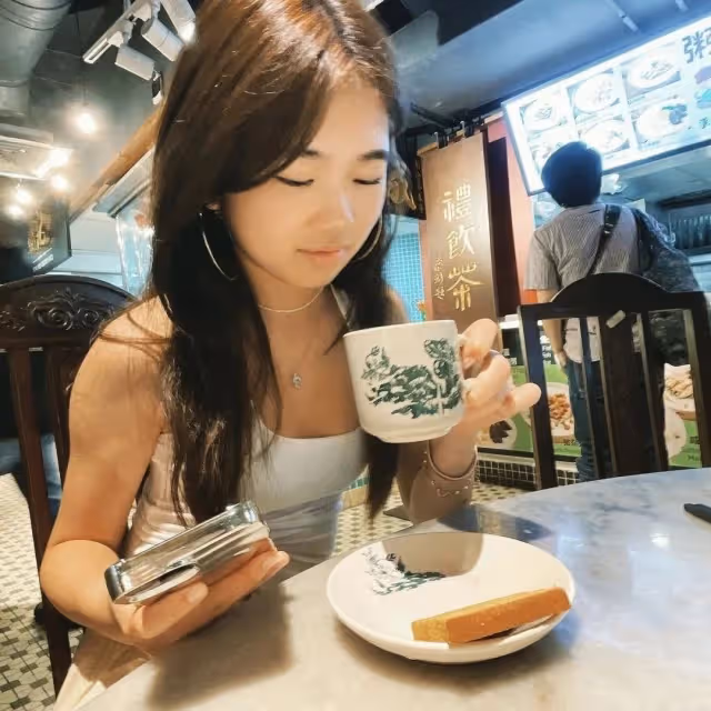 曹格曬與兒女逛街，兒子高大帥氣，12歲Grace穿弔帶露小蠻腰好辣