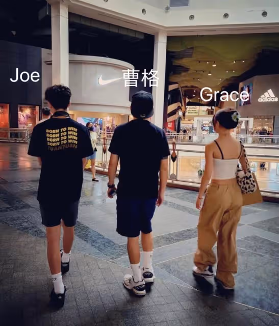 曹格曬與兒女逛街,兒子高大帥氣,12歲Grace穿弔帶露小蠻腰好辣