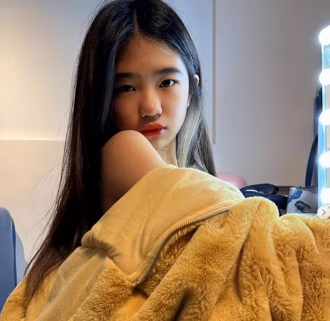 曹格曬與兒女逛街,兒子高大帥氣,12歲Grace穿弔帶露小蠻腰好辣